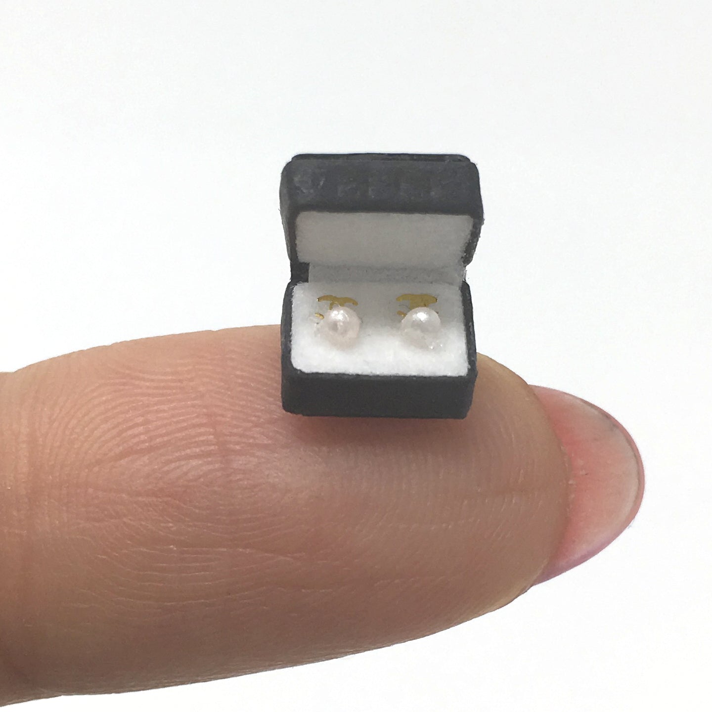 Perlen- und Diamantohrringe in Präsentationsbox Puppenhausminiatur