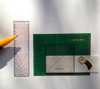 Grüne Schneidematte mit Rollschneider und transparenten Quilting-Nählinealen Puppenhaus-Miniatur