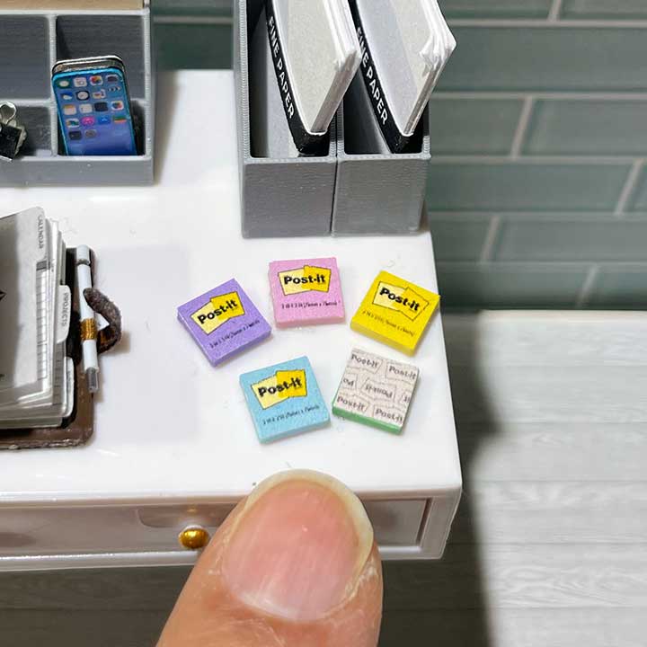 sticky-notes-dollhouse-miniature-post-it-on-desk